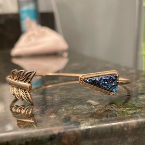 Bengal bracelet with blue arrow from a cute boutique